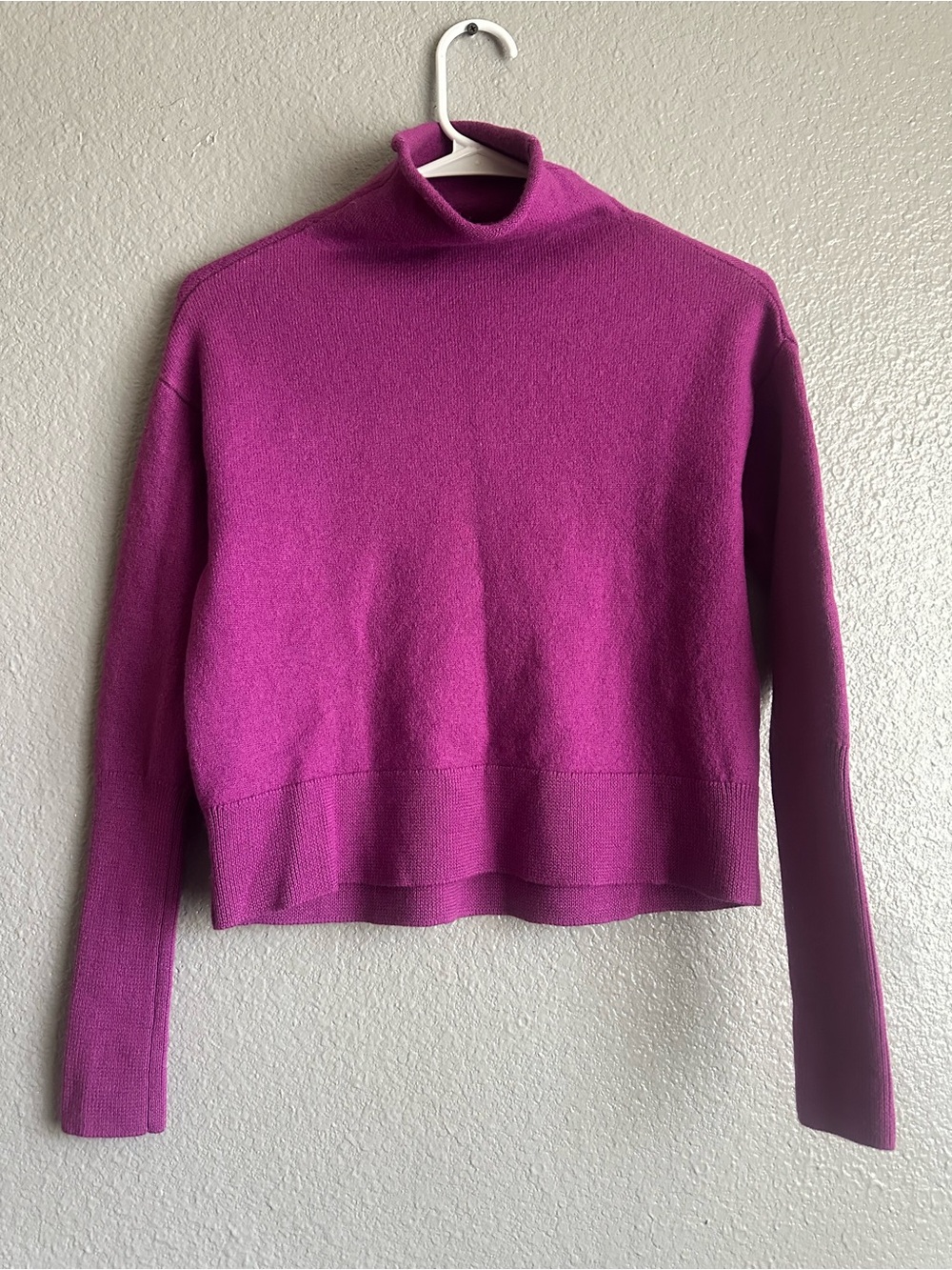Aritzia Wilfred Fuchsia Turtleneck  Sweater 100% merino wool size Small